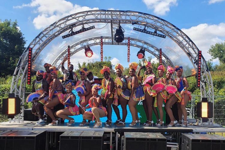 kreyol'ys-défilé-carnavalesque-groupe-de-carnaval-tropical-antillais-caribeen-percussions-danseuses-parade-spectacle-musicien-artistes-deambulation